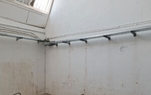 Pose du chemin de câbles qui sera au dessus du TGBT