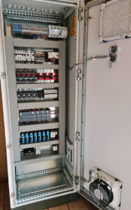 Finition de l'armoire de électrique