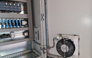 Le ventilateur de refroidissement de l'armoire électrique