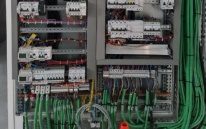 Raccordement des câbles après le déplacement de l'armoire